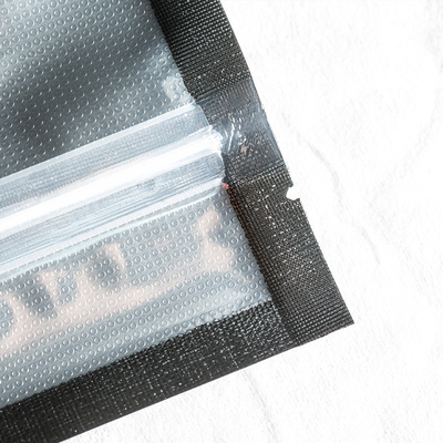 プラスチックゆとりの織り目加工の黒い真空シールは4ミルの厚さを袋に入れる